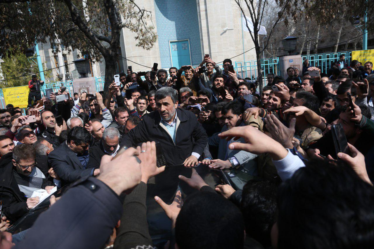 (تصاویر) حضور احمدی نژاد در بازار تهران