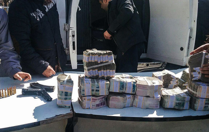 (تصاویر) دستگیری سارقان خودروی حمل پول بانک (تصاویر) دستگیری سارقان خودروی حمل پول بانک