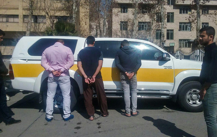 (تصاویر) دستگیری سارقان خودروی حمل پول بانک (تصاویر) دستگیری سارقان خودروی حمل پول بانک