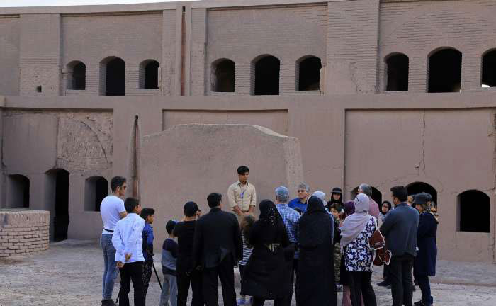 (تصاویر) گردشگران در ارگ بم و کاریز کیش (تصاویر) گردشگران در ارگ بم و کاریز کیش