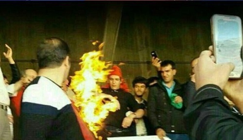 پرچم پرسپولیس را در تبریز آتش زدند پرچم پرسپولیس را در تبریز آتش زدند