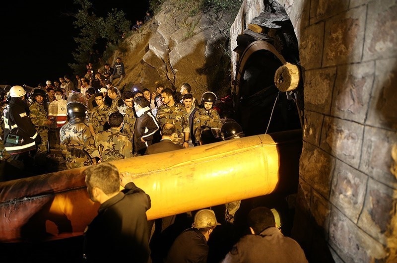 (تصاویر) خارج کردن پیکر جانباختگان حادثه ریزش معدن (تصاویر) خارج کردن پیکر جانباختگان حادثه ریزش معدن