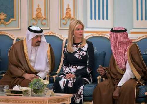 (تصاویر) پوشش متفاوت خانواده ترامپ سوژه رسانهها شد (تصاویر) پوشش متفاوت خانواده ترامپ سوژه رسانهها شد