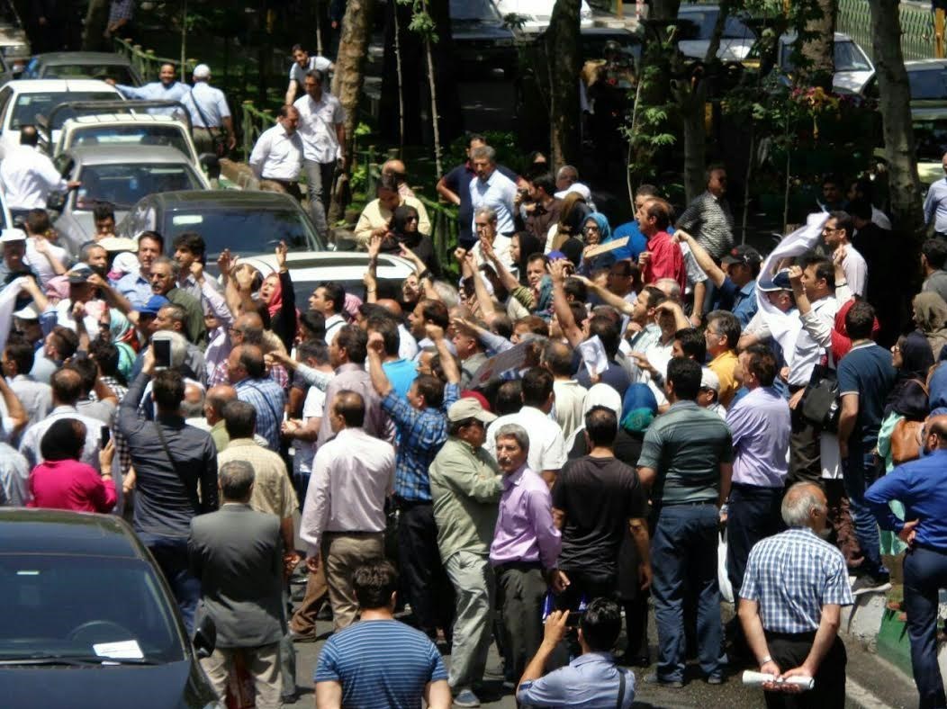 کاسپینی‌ها مقابل بانک مرکزی کفن پوش شدند