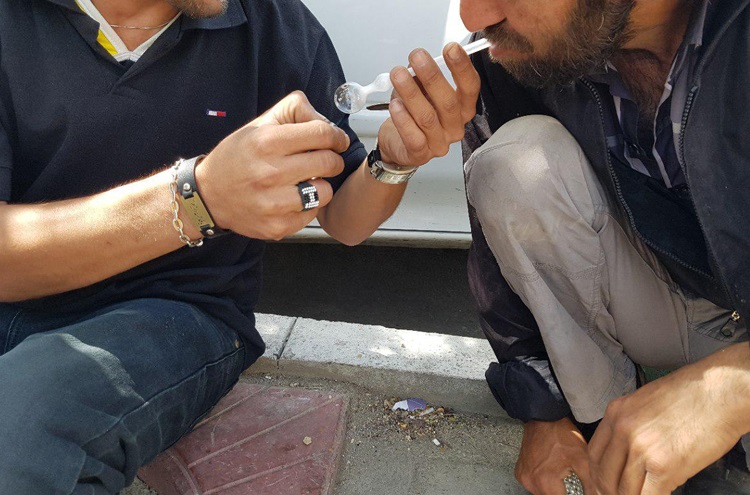 دخترانی که سراسیمه از ترس معتادان می‌دوند