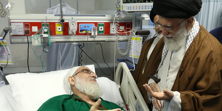 عیادت رهبر انقلاب از آیتالله هاشمی شاهرودی عیادت رهبر انقلاب از آیتالله هاشمی شاهرودی