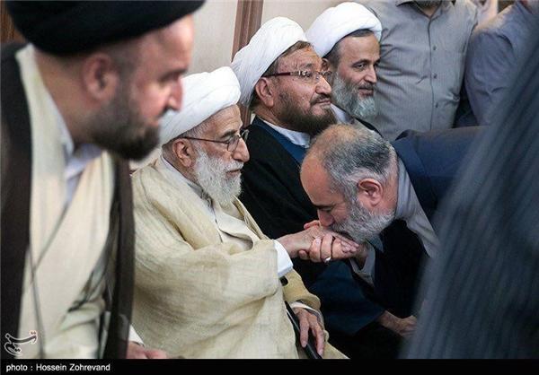 بوسه مشاور رئیس‌جمهور بر دست آیت‌الله جنتی
