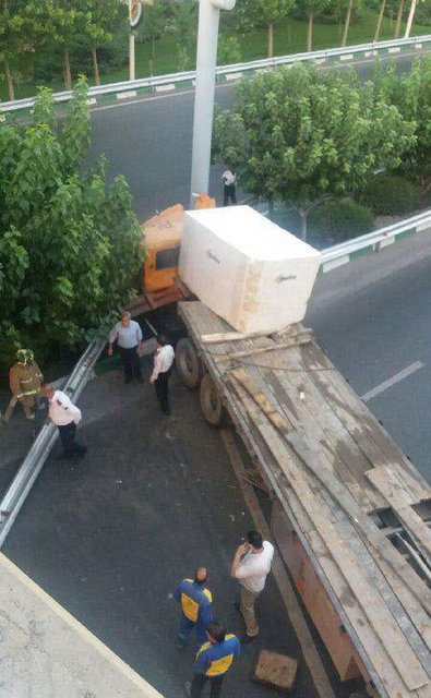 سنگ ۲۰ تنی، بزرگراه نیایش را بست