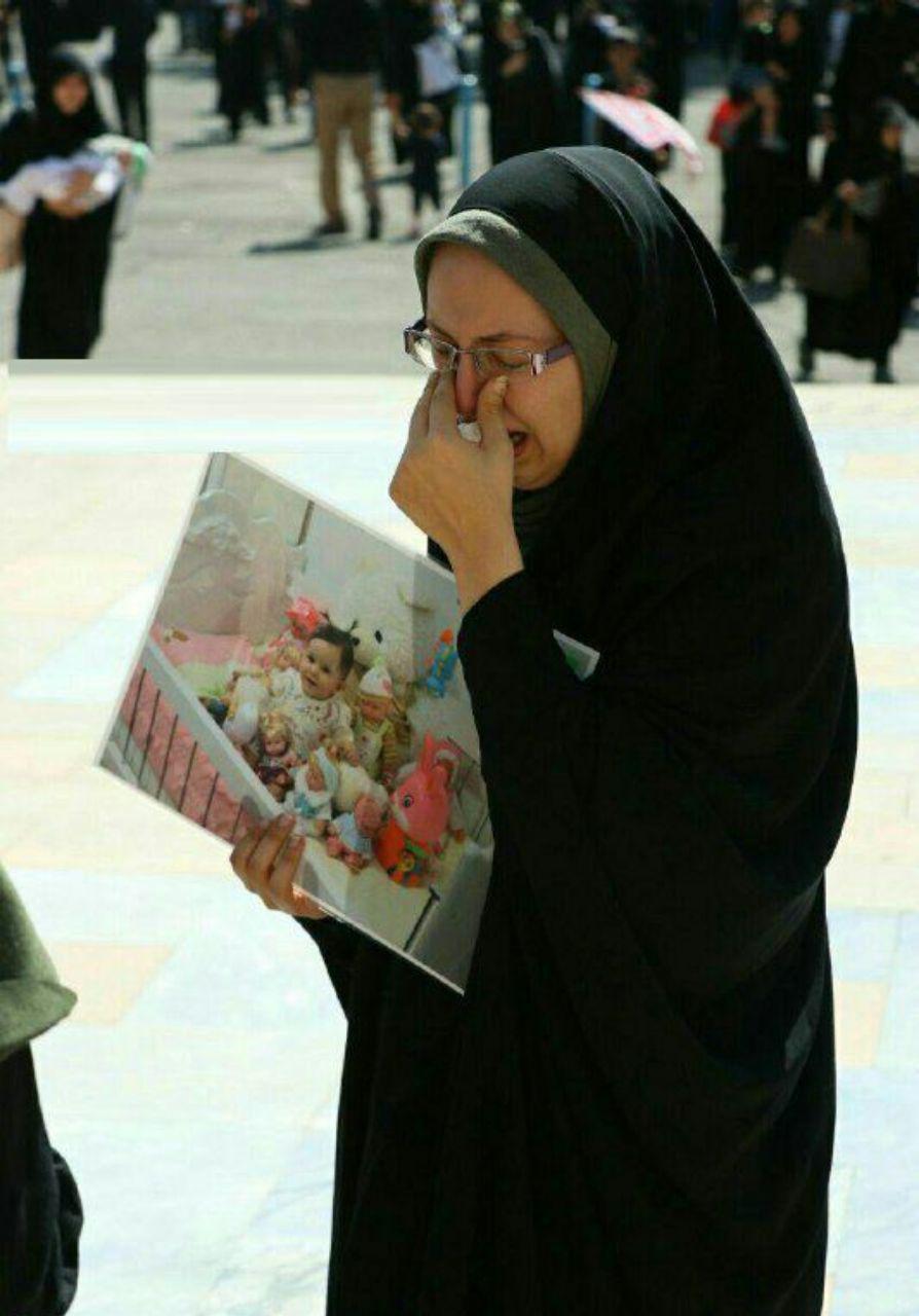 گریههای مادر بنیتا در مراسم شیرخوارگان حسینی(ع) گریههای مادر بنیتا در مراسم شیرخوارگان حسینی(ع)