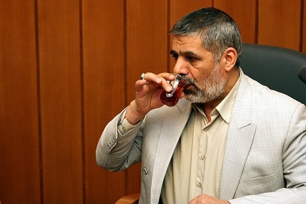 خداحافظی نصفه و نیمه آقای پشت پرده