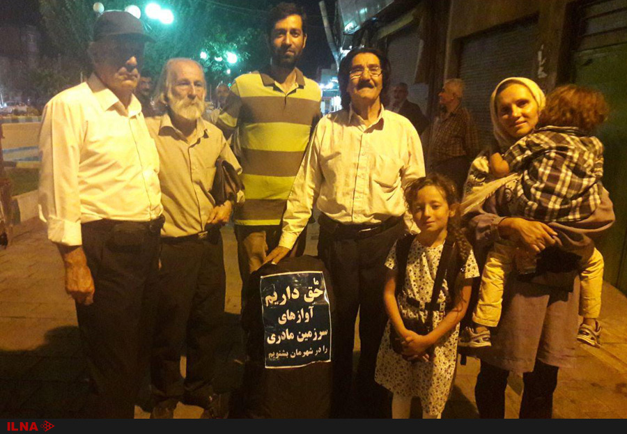 (تصاویر) اعتراض متفاوت یک خانواده مشهدی به لغو کنسرتها (تصاویر) اعتراض متفاوت یک خانواده مشهدی به لغو کنسرتها