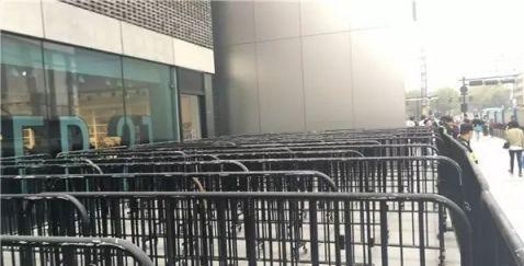 (تصاویر) اپل در روز عرضه آیفون۸ شرمنده شد! (تصاویر) اپل در روز عرضه آیفون۸ شرمنده شد!