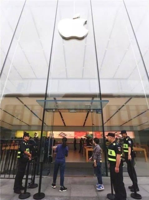 (تصاویر) اپل در روز عرضه آیفون۸ شرمنده شد! (تصاویر) اپل در روز عرضه آیفون۸ شرمنده شد!