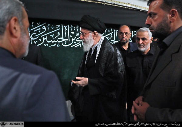 (تصویر) بوسه رهبر انقلاب بر گونهی سردار سلیمانی (تصویر) بوسه رهبر انقلاب بر گونهی سردار سلیمانی