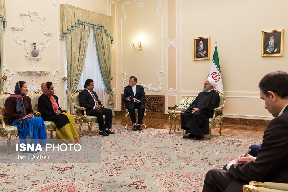 (تصاویر) تیپ متفاوت همراهان سفیر در دیدار با روحانی (تصاویر) تیپ متفاوت همراهان سفیر در دیدار با روحانی