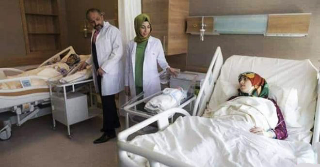 (تصاویر) وضع حمل مادر و دختر سوری در یک لحظه (تصاویر) وضع حمل مادر و دختر سوری در یک لحظه