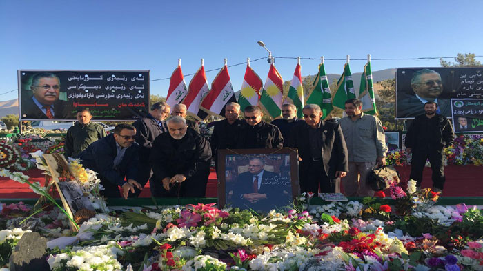 (تصویر) حضور سردار سیمانی بر مزار جلال طالبانی (تصویر) حضور سردار سیمانی بر مزار جلال طالبانی