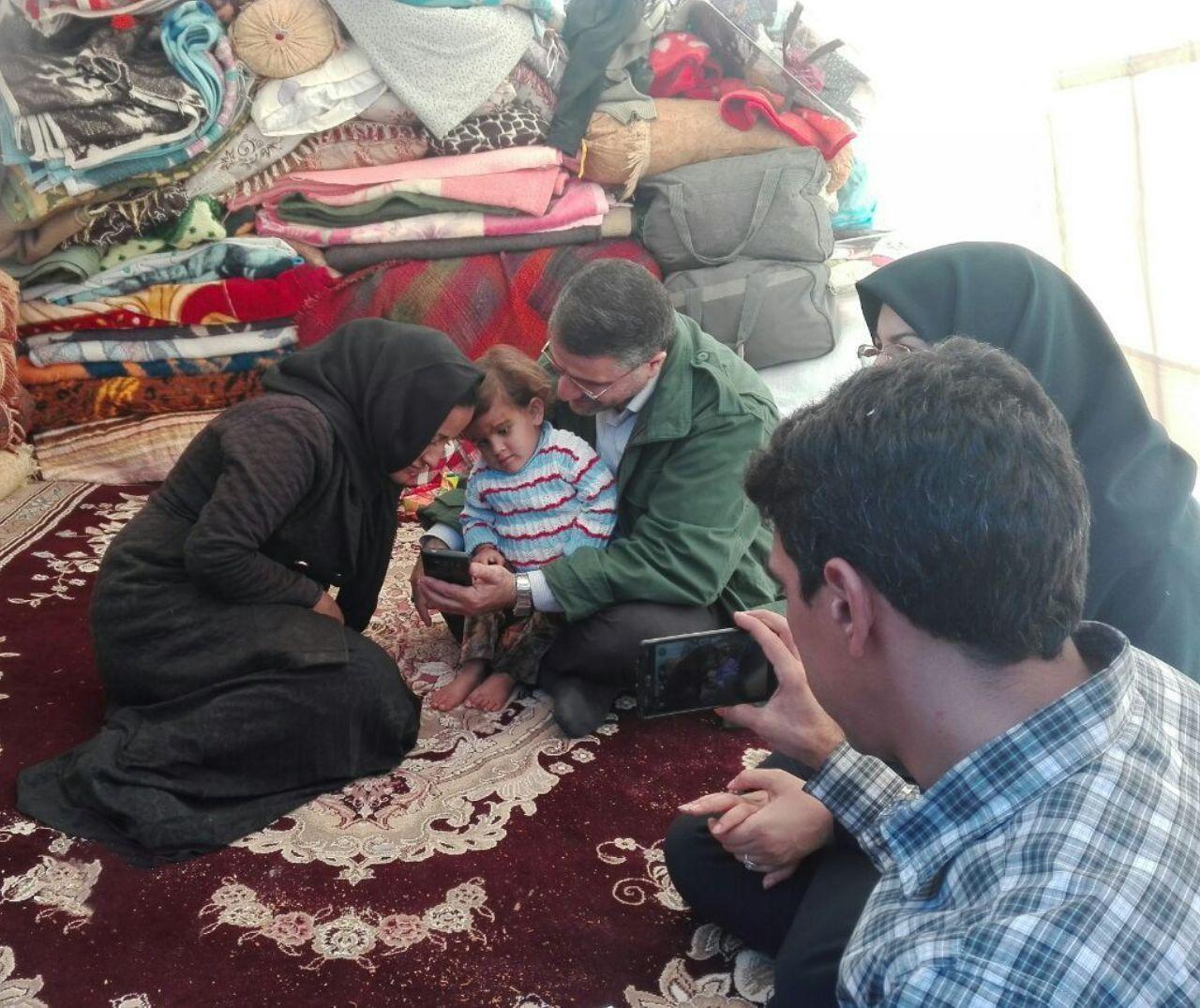 (تصویر) نجات یک کودک دیگر از زیر آوار (تصویر) نجات یک کودک دیگر از زیر آوار