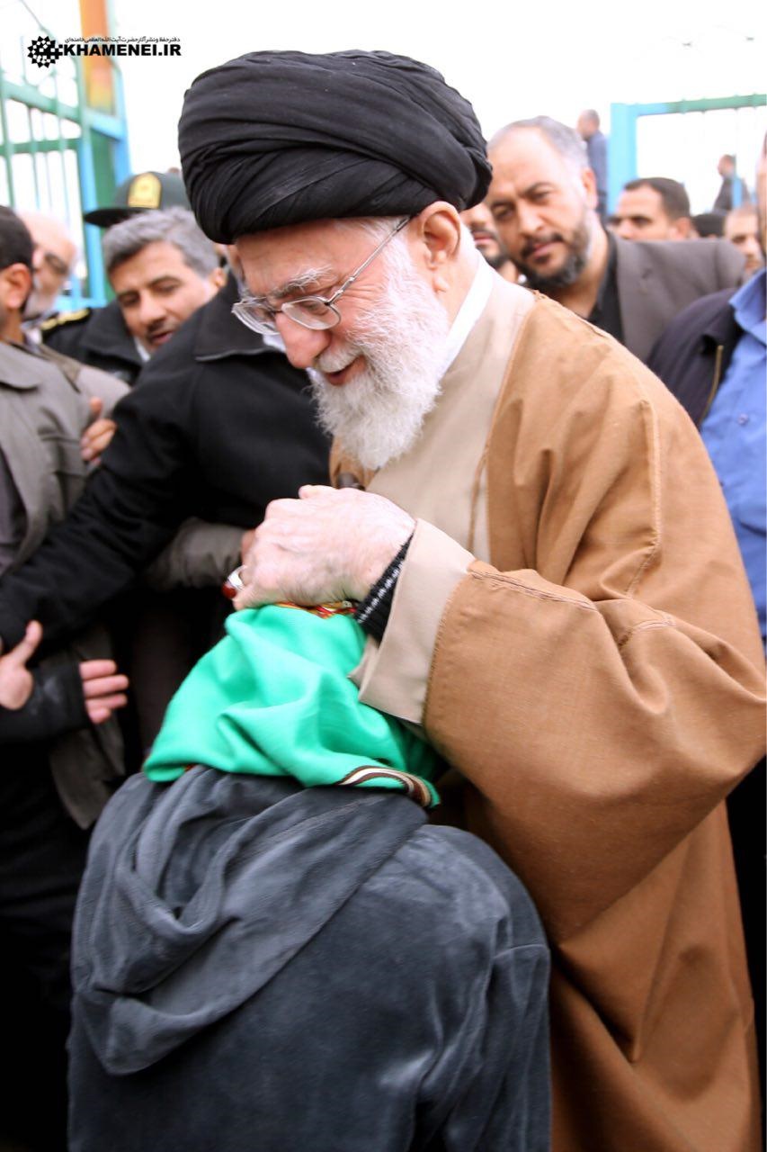 (تصویر) یک زلزلهزده در آغوش رهبر انقلاب (تصویر) یک زلزلهزده در آغوش رهبر انقلاب