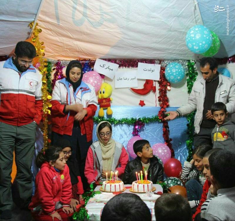 (عکس) جشن تولد کودک زلزلهزده در چادر هلالاحمر (عکس) جشن تولد کودک زلزلهزده در چادر هلالاحمر