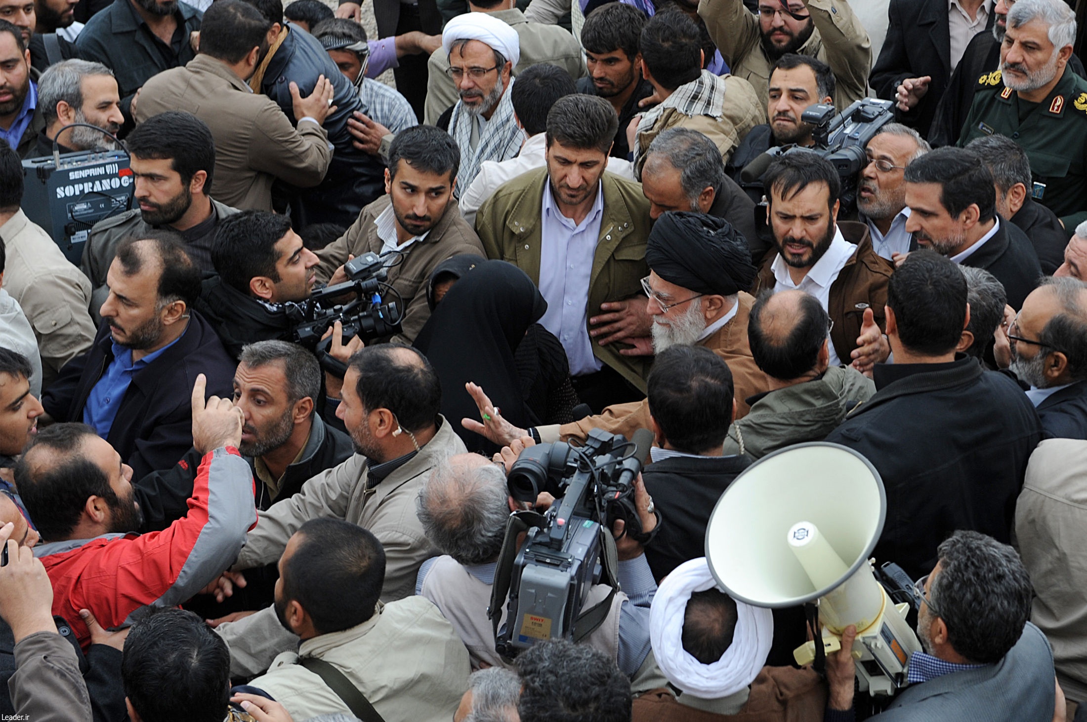 تفسیر ضرغامی از عکس متفاوت رهبر انقلاب در کرمانشاه تفسیر ضرغامی از عکس متفاوت رهبر انقلاب در کرمانشاه