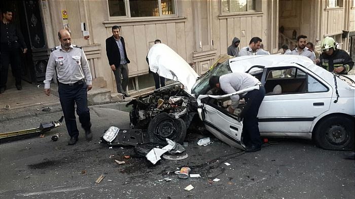 (تصاویر) تصادف شدید راننده زن با درخت در ولنجک (تصاویر) تصادف شدید راننده زن با درخت در ولنجک