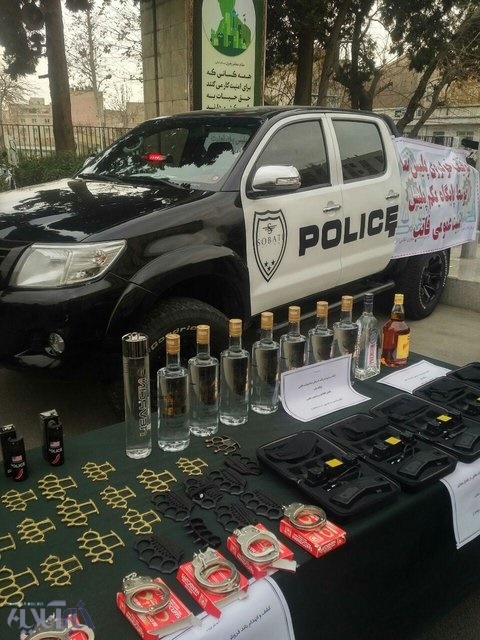 (تصویر) خودنمایی بچه مایه‌دار با ماشین قلابی پلیس