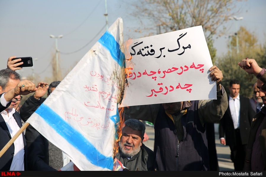 (تصویر) پلاکاردهای عجیب در راهپیمایی تهران