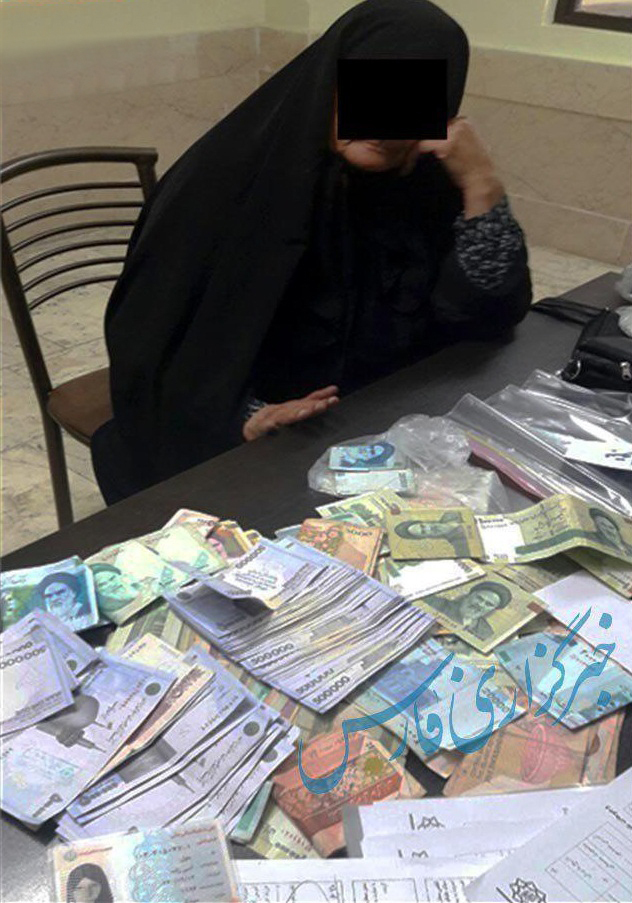 (تصویر) پیرزن گدای تجریش هنگام دستگیری ۴ میلیون پول نقد داشت
