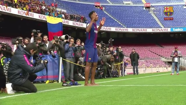 (عکس) حرکت عجیب آقای فوتبالیست در مراسم معارفه‌اش