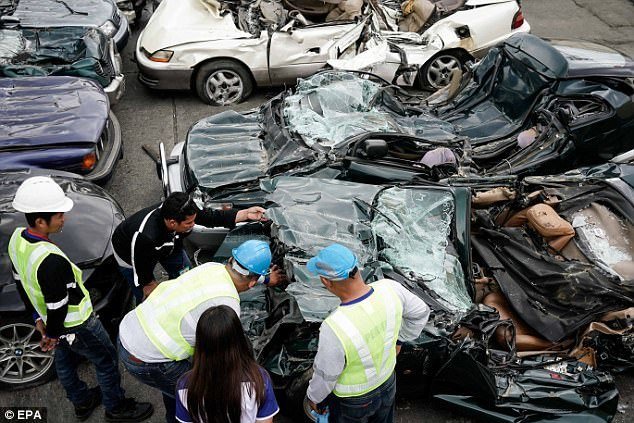 دوترته با بولدوزر روی خودروهای لوکس قاچاق رفت