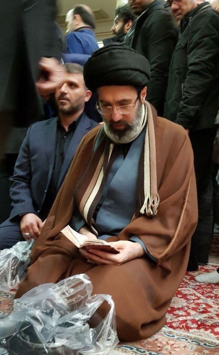 (تصویر) حضور فرزند رهبر انقلاب در ختم فرزند احمد توکلی