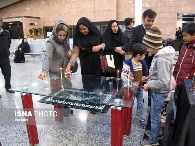 روشن کردن شمع به یاد جانباختگان پرواز «تهران- یاسوج» در فرودگاه یاسوج
