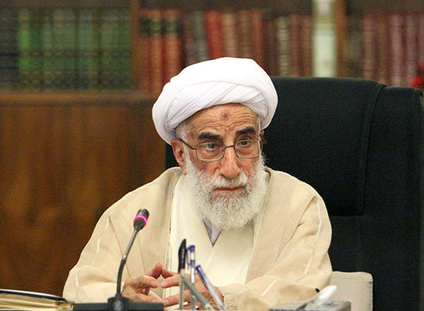 باید از مأموران نیروی انتظامی در زمینه برخورد با منکرات حمایت کنیم