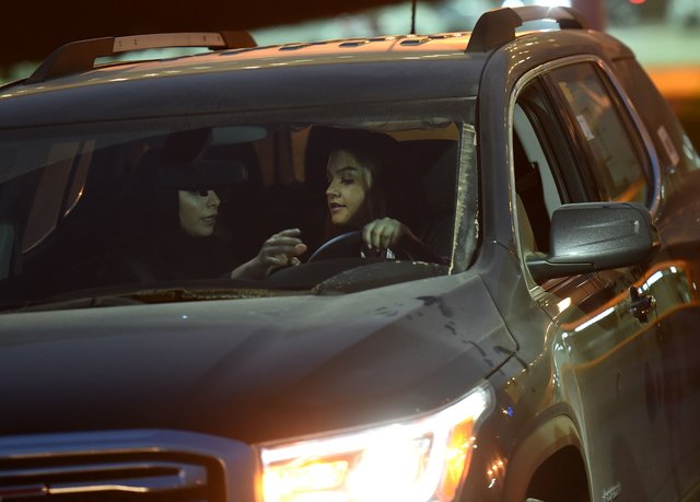 (تصاویر) استقبال زنان عربستانی از نمایشگاه اتوموبیل زنان