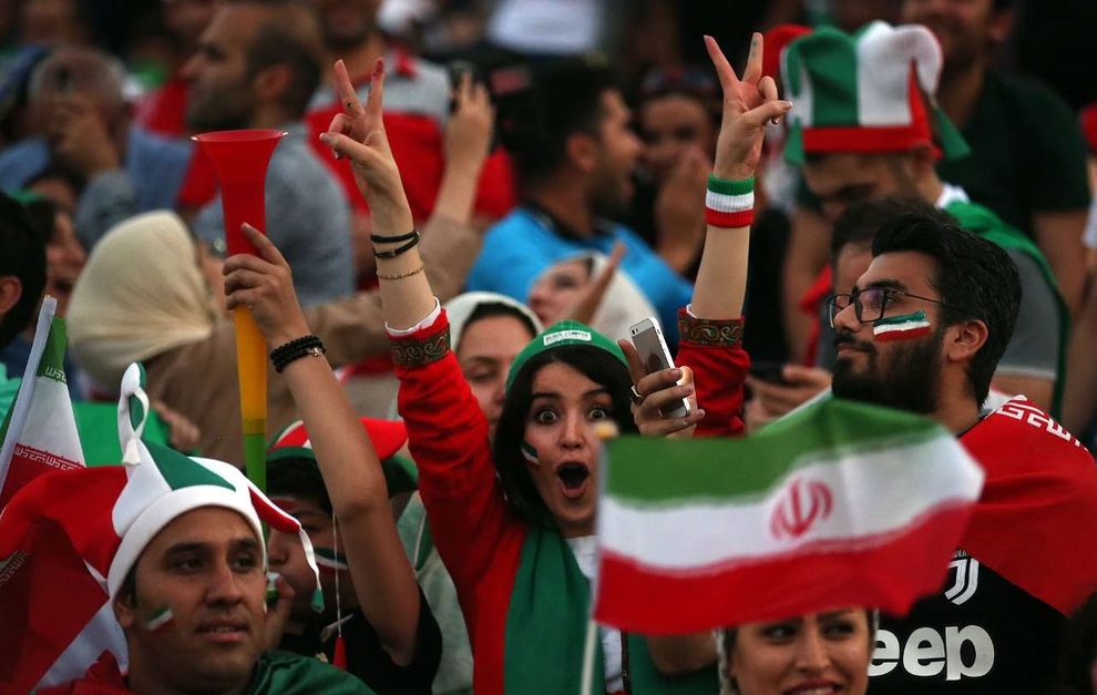 چون زنان را به استادیوم راه دادم برکنار شدم!