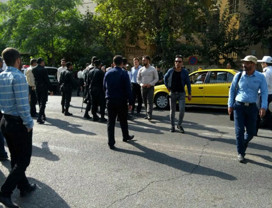 (تصاویر) تجمع احمدی‌نژادی‌ها مقابل دادگاه مشایی