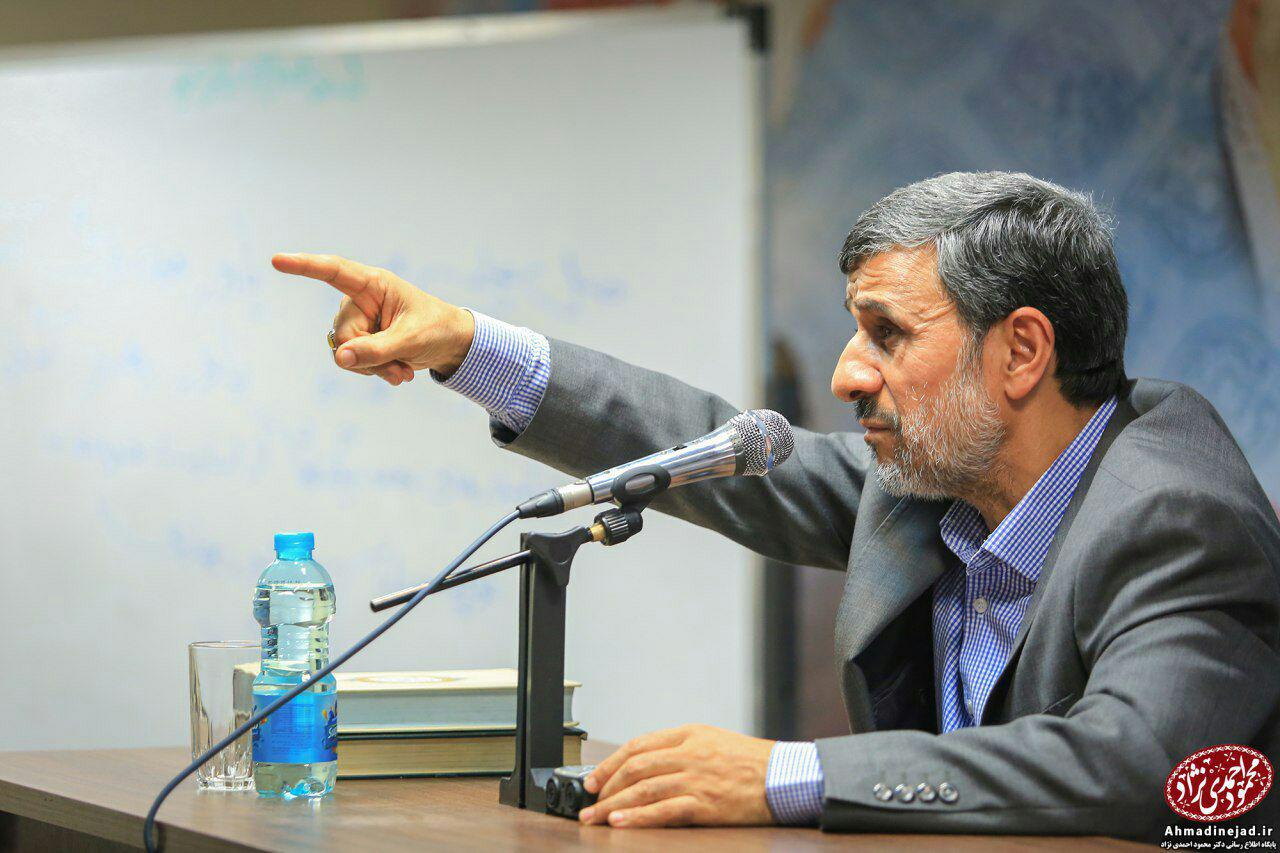 احمدی‌نژاد از چه کسانی دفاع می‌کند؟