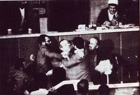 حدیث ناتمام تنش در پارلمان / سیل سیلیها در صحن حدیث ناتمام تنش در پارلمان / سیل سیلیها در صحن