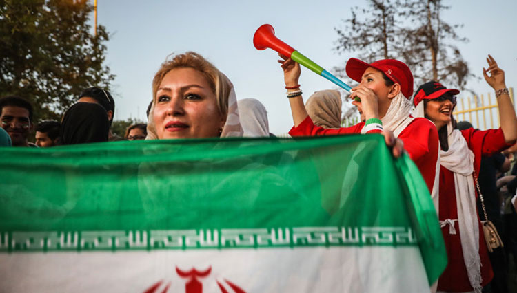 آیت‌الله موسوی بجنوردی: ورود زنان به ورزشگاه مشکل شرعی ندارد