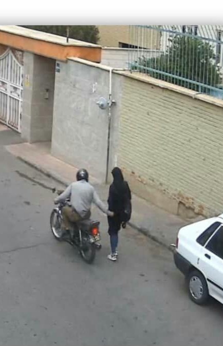 (تصاویر) لحظه حمله به یک دختر با شی نوک تیز در تهران! (تصاویر) لحظه حمله به یک دختر با شی نوک تیز در تهران!