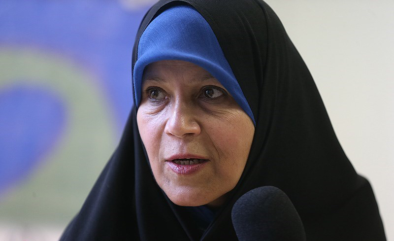 فائزه هاشمی: در ملاقات‌هاى پدر فالگوش مى‌ايستاديم