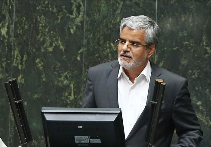 شریعتمداری: سونامی ورشکستگی صندوق‌های بیمه بزرگ‌تر از ورشکستگی بانک‌ها است/ انتقاد صریح محمود صادقی از روحانی