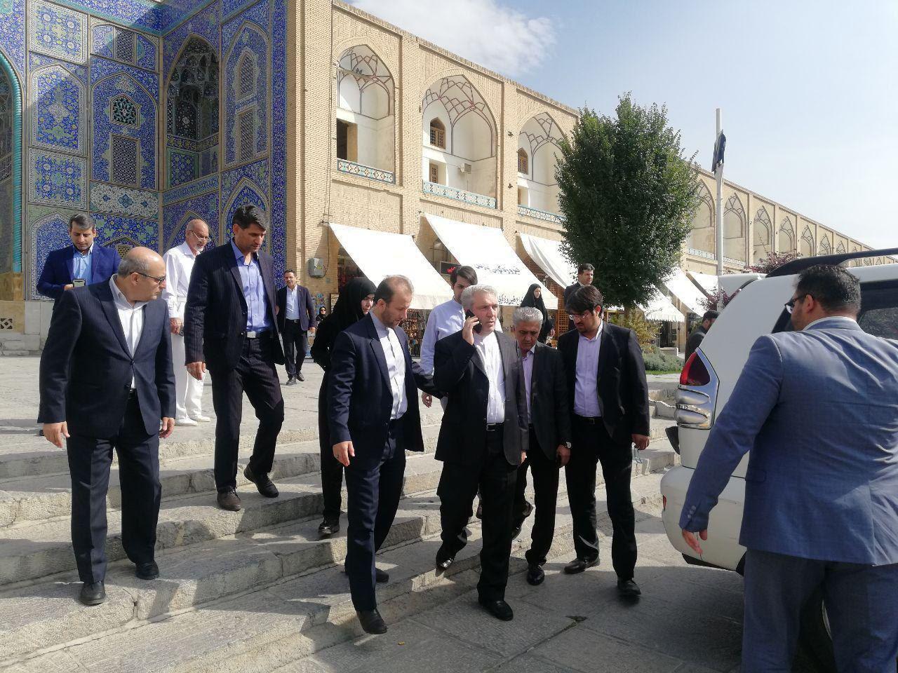 جنجال عکس رئیس سازمان میراث فرهنگی در اصفهان