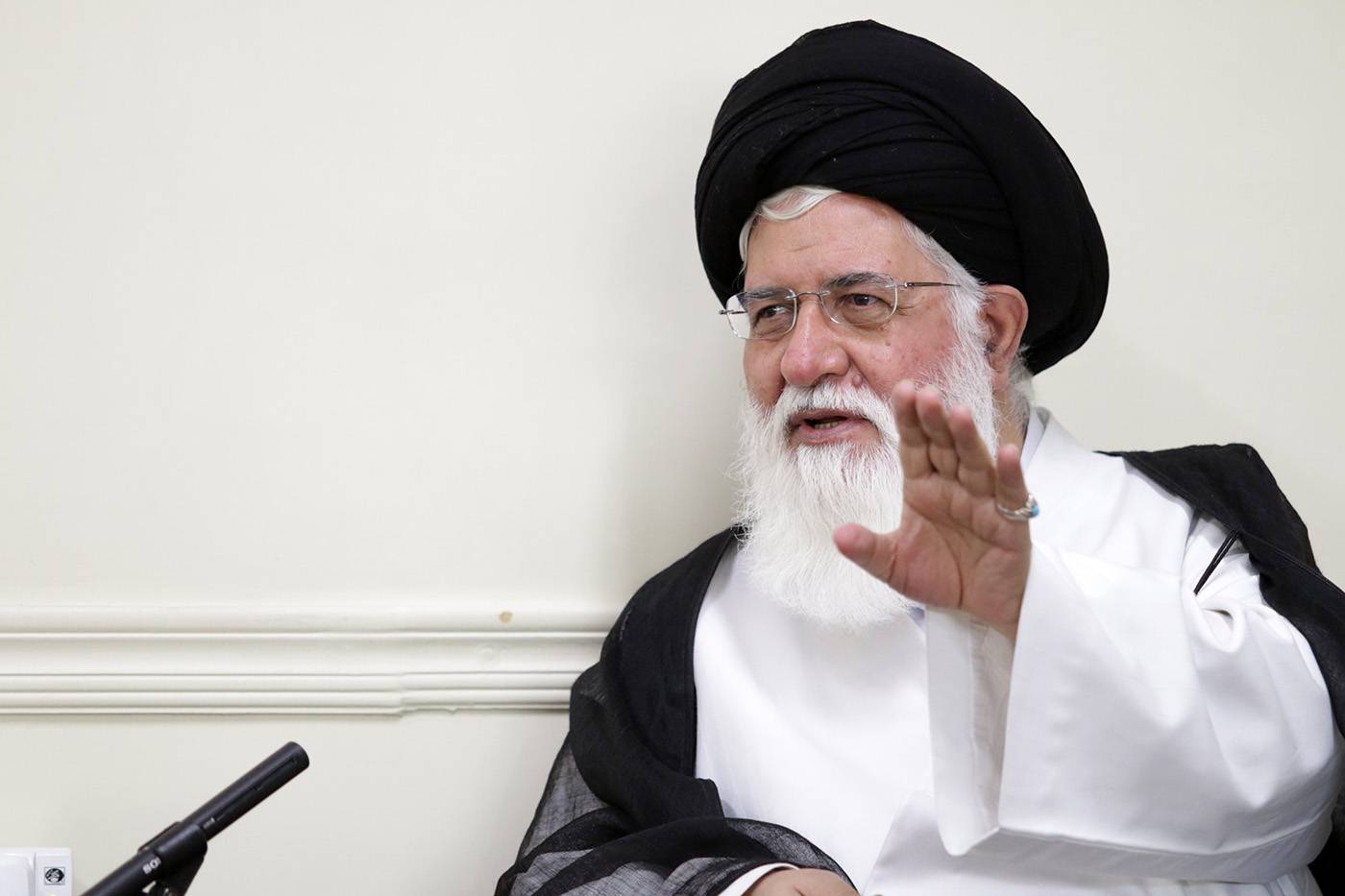 علم الهدی: اینکه به نماینده پیامک بزنند 