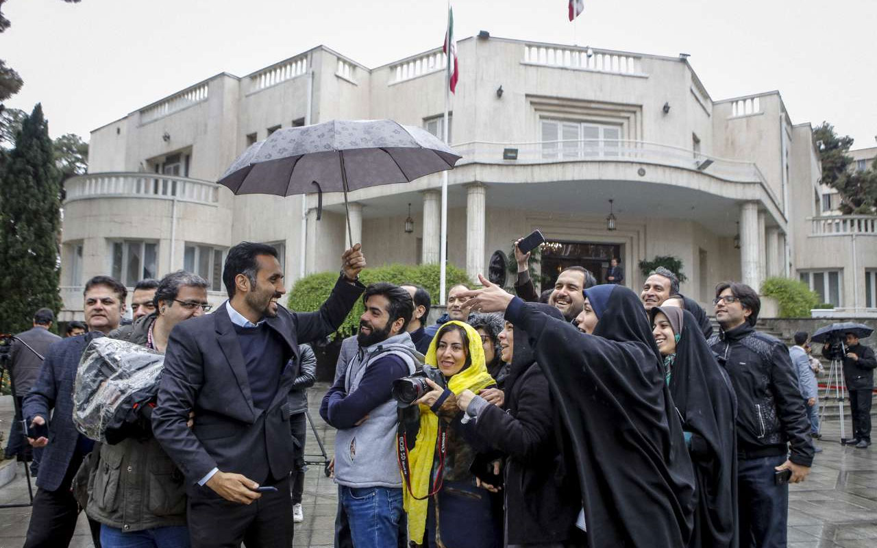 (تصاویر) سلفی خبرنگاران در حاشیه امروز جلسه هیات دولت (تصاویر) سلفی خبرنگاران در حاشیه امروز جلسه هیات دولت