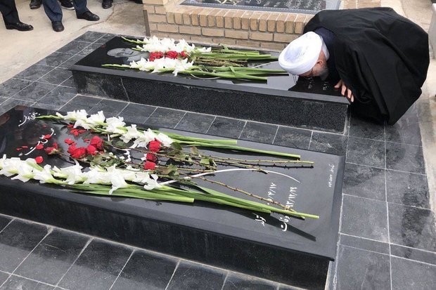 (تصاویر) بوسه روحانی بر مزار پدر و مادرش