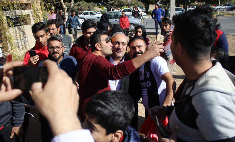 (تصویر) استقبال ازمدیر عامل پرسپولیس با ماچ و بوسه! (تصویر) استقبال ازمدیر عامل پرسپولیس با ماچ و بوسه!