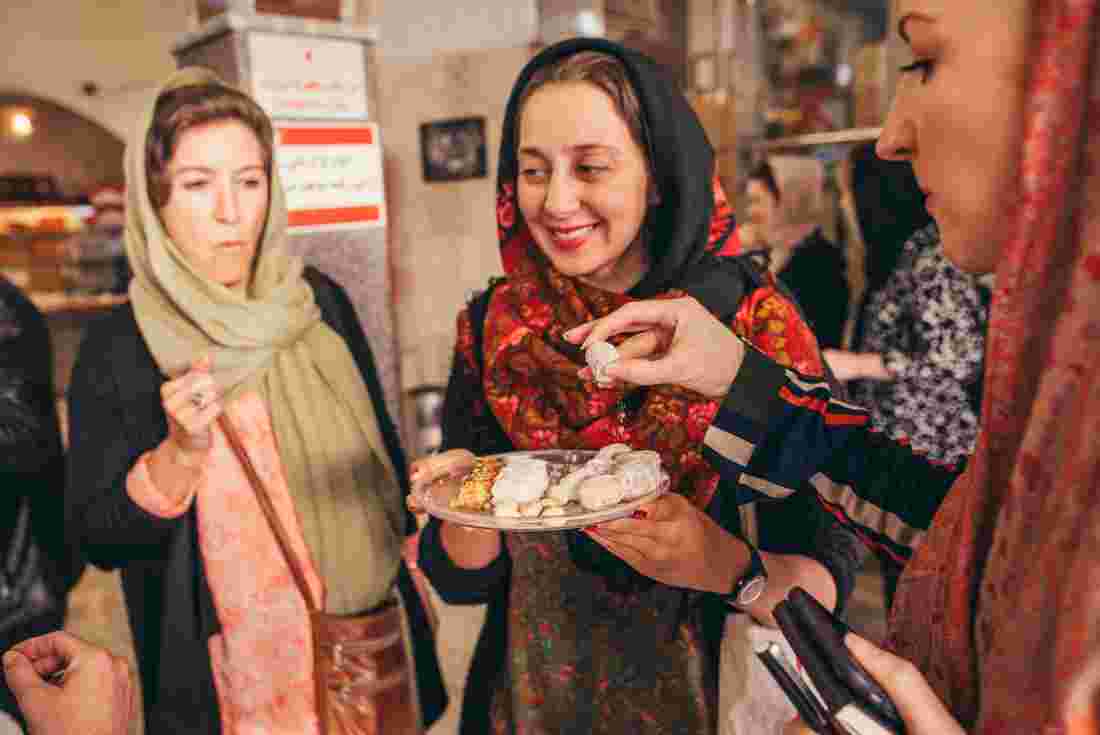تمجید زن استرالیایی از مهماننوازی مرد ایرانی در شیراز تمجید زن استرالیایی از مهماننوازی مرد ایرانی در شیراز