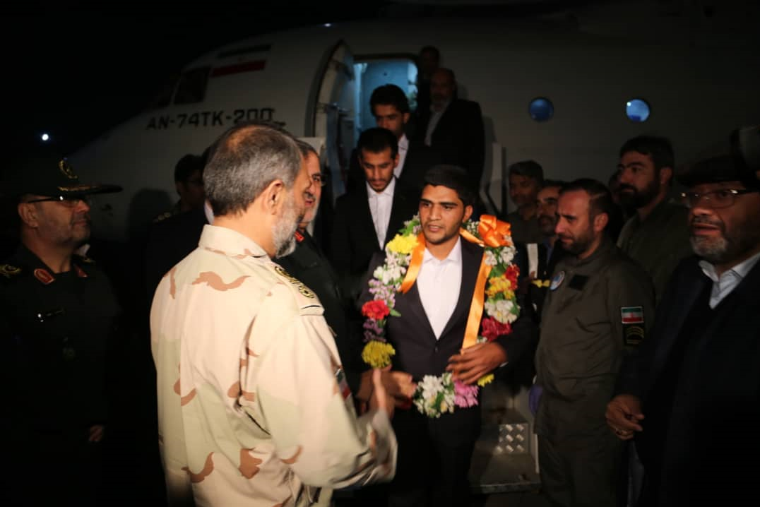 (تصاویر) ۵ تن از مرزبانان آزاد شده میرجاوه به کشور بازگشتند (تصاویر) ۵ تن از مرزبانان آزاد شده میرجاوه به کشور بازگشتند